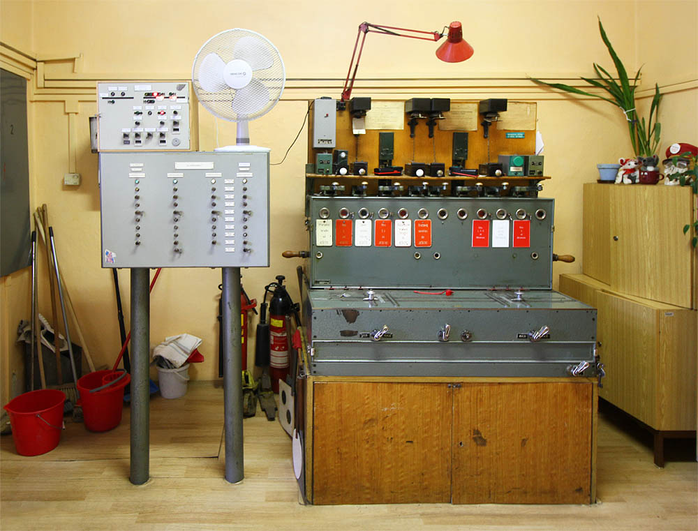 Základem řízení provozu ve stanici je elektromechanické zabezpečovací zařízení typu Rank. Podobné přístroje slouží na dráze už od roku 1891.