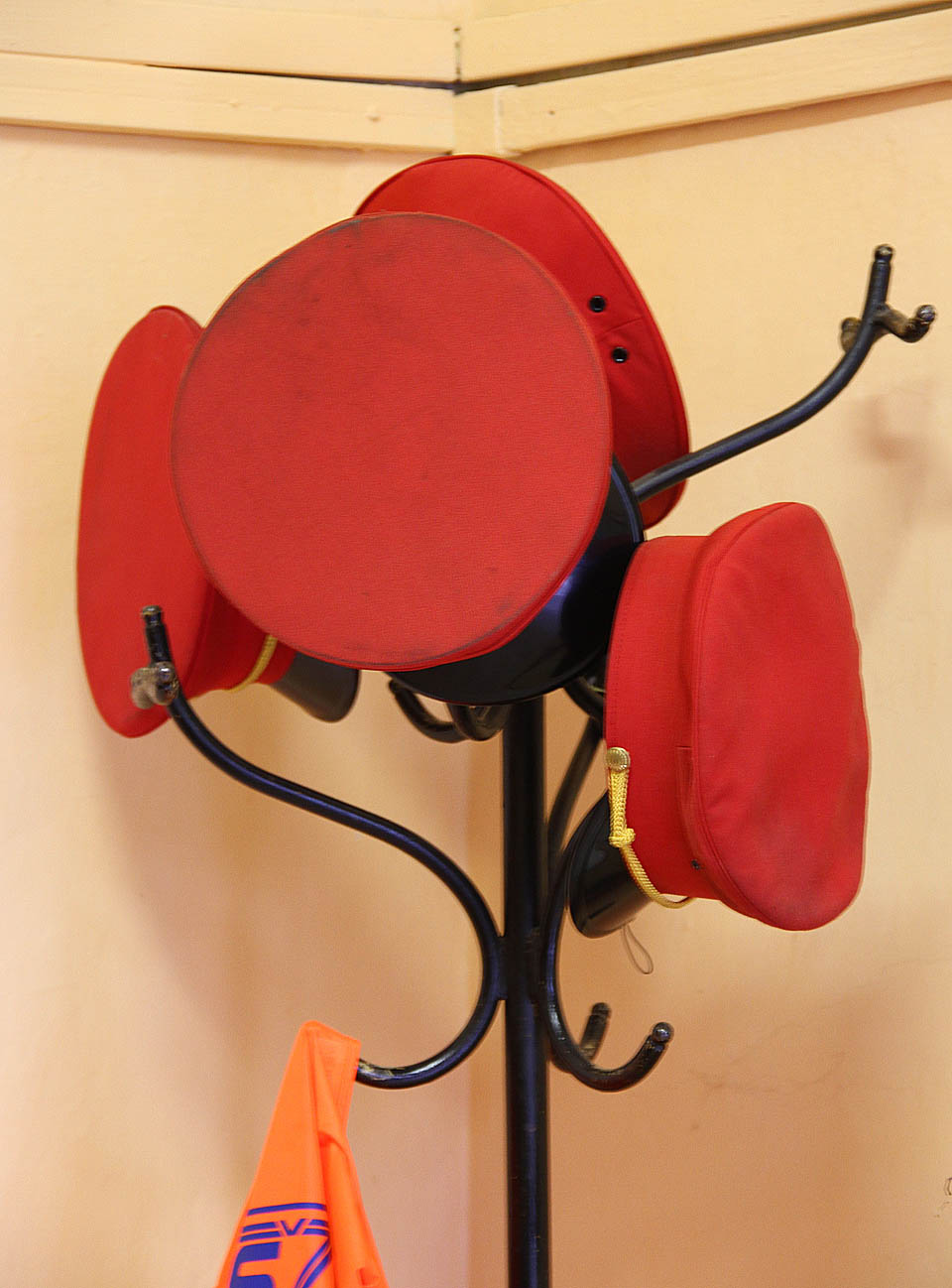 Přesto, že ve stanici slouží pět výpravčích, jsou na věšáku vždy jen čtyři čepice.