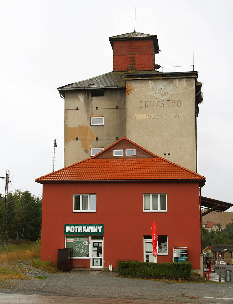 U severního zhlaví stanice se nachází bývalé družstevní skladiště, kdysi vybavené vlastní vlečkou. Produkty z něj lze zakoupit v přilehlé prodejně.