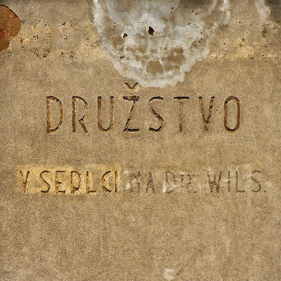 Nemůže být pochyb o tom, že fotka skladiště do článku o stanici patří - zdobí jej totiž elegantní prvorepublikový nápis v plném znění „Hospodářské družstvo v Sedlci na dráze Wilsonově", který přežil několik režimů.