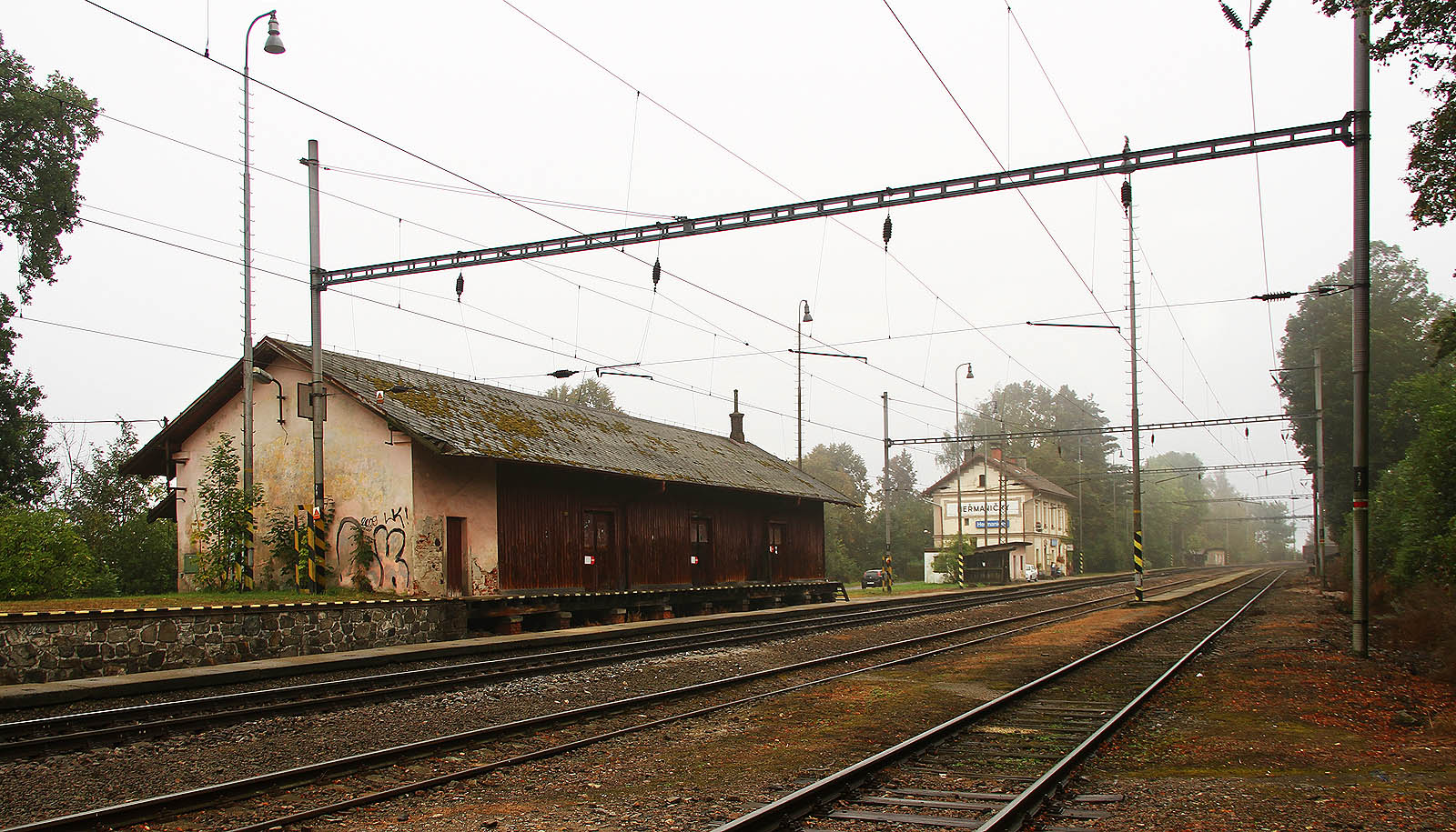 Deštivý pohled na stanici Heřmaničky od severozápadu.