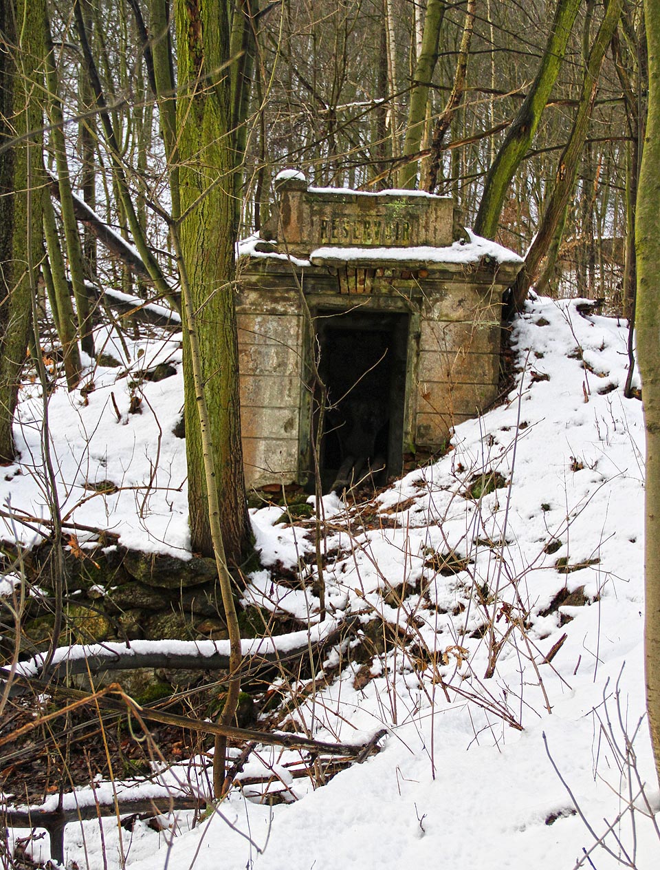 Povrchová část zaniklé vodárny připomíná malou kapličku. Stále čitelný nápis RESERVOIR odkazuje patrně na francouzský původ malebného technického díla, které sekunduje o desetiletí mladší sousedící štole.
