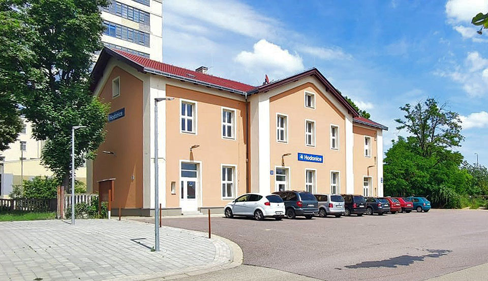 Pohled na výpravní budovu z prostoru obce - konkrétně z Nádražní ulice.