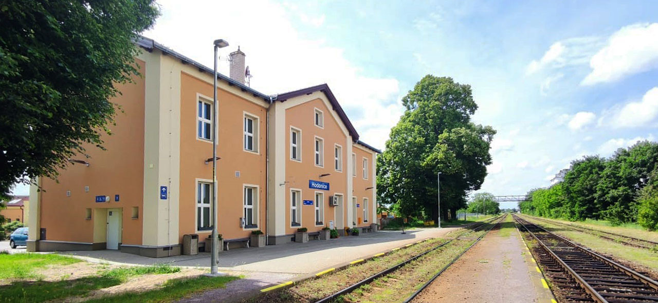 V roce 2024 měla stanice Hodonice tři dopravní koleje: č. 1 u bodvy a dále č. 2 a 4. Za stromy vpravo se nachází kolejiště vlečky do sladovny.