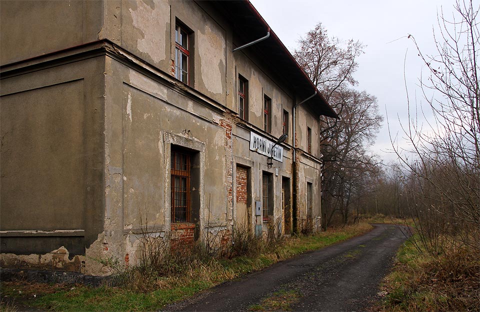 Pohled ze strany od kolejiště někdejší Duchcovsko-podmokelské dráhy.