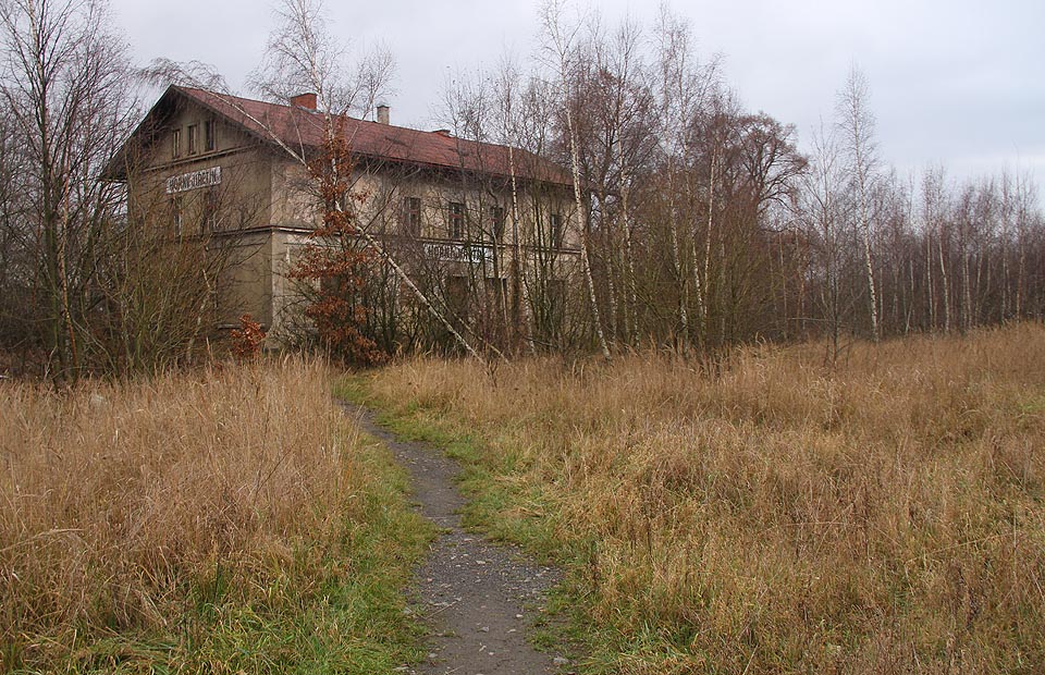 Tady stávalo kolejiště stanice Horní Jiřetín, později nákladiště a dnes pouze rumiště.