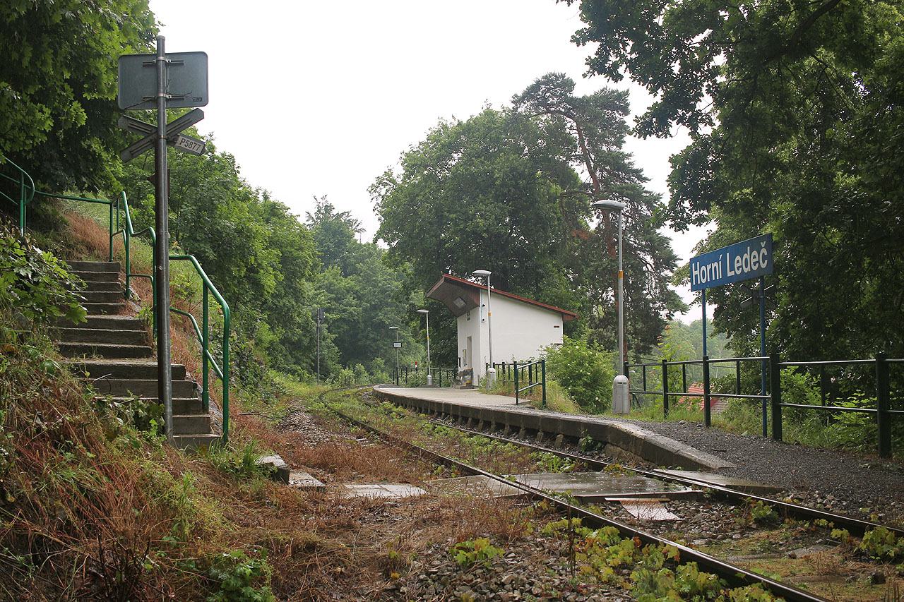 Zastávka se nachází ve strmém svahu mezi schody z Hradní ulice (vlevo na snímku) a stezkou na Heroldovo nábřeží.