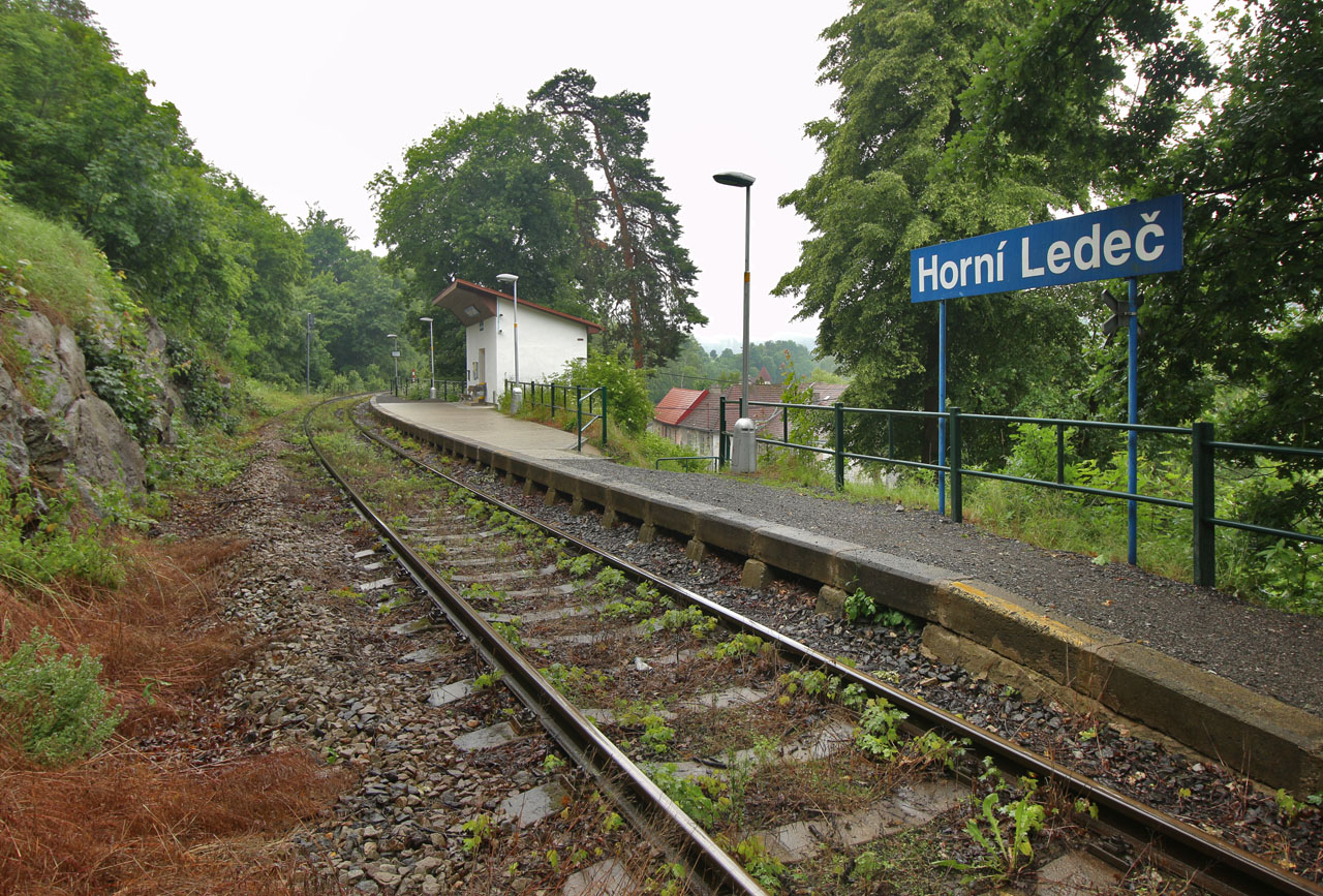 Krátké nástupištěn svojí délkou nepřesahuje 50 m, zpevněný povrch získalo až ve 21. století.