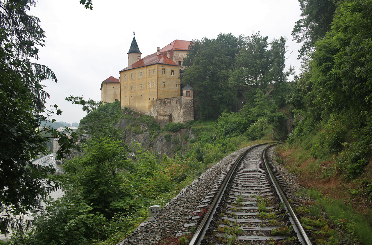 Západním směrem se v těsném sousedství zastávky nachází ledečský hrad, pod kterým prochází železnice Hornoledečským tunelem.