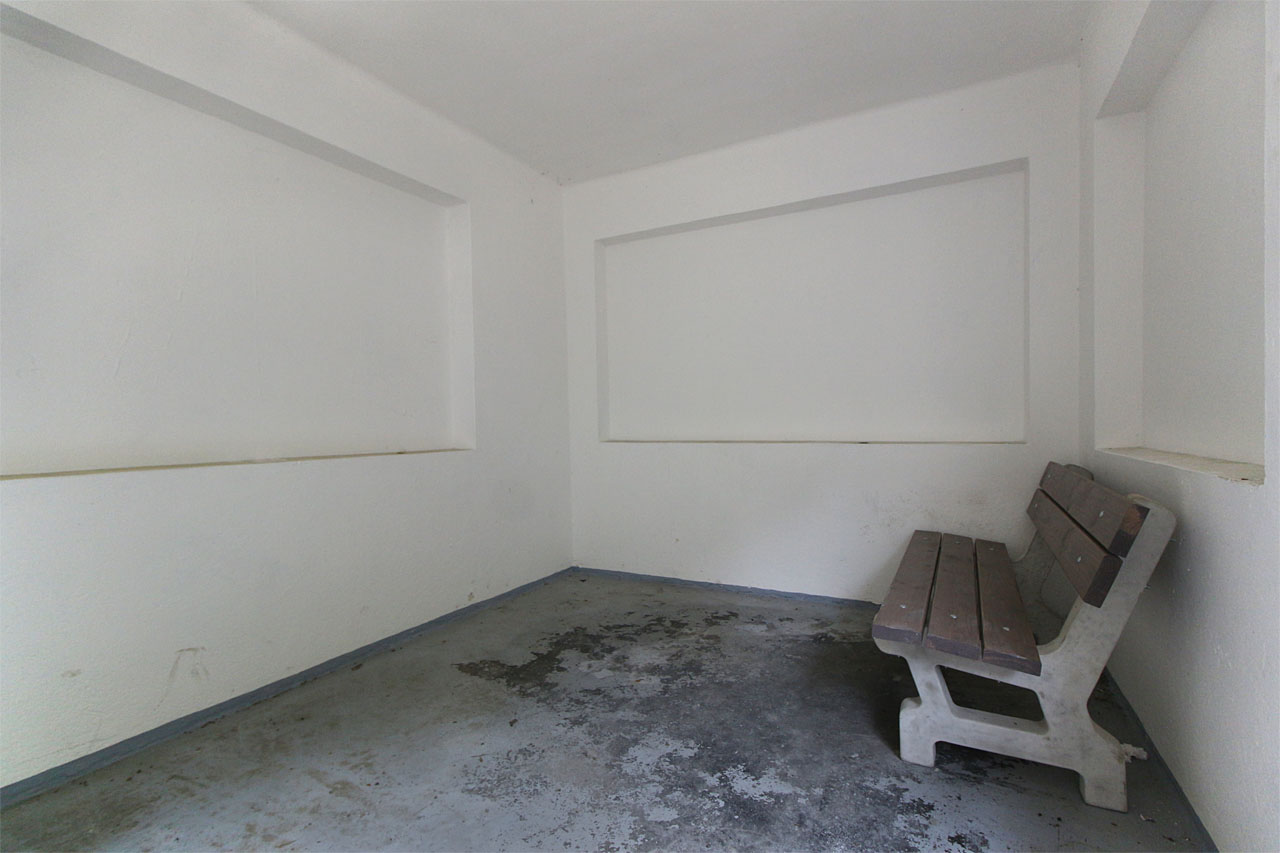 Vybavení je tu vskutku skromné, oceňujeme ovšem absenci vizuálního smogu v podobě nechtěných čmáranic i pokusů o výzdobu za každou cenu.