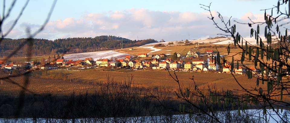 Pohled na Horní Loučky z nástupiště zastávky Dolní Loučky.