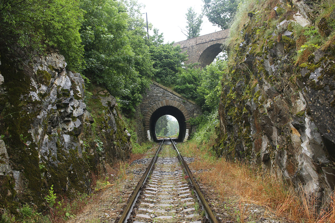 Trať přichází k Hornoledečskému tunelu skalním zářezem, který vznikl prohloubením hradního příkopu. Aby však zářez nenarušil vedení příjezdového mostu k hradu, byl pod částí původního příkopu vystavěn tunel.