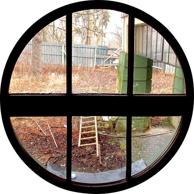 Z tohoto okna není výhled nejlepší. Z tohoto okna není výhled nejlepší.