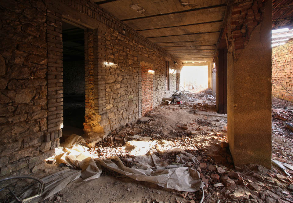 Dveře obezděné vápenopískovými cihlami lákají ke vstupu do přízemí budovy.