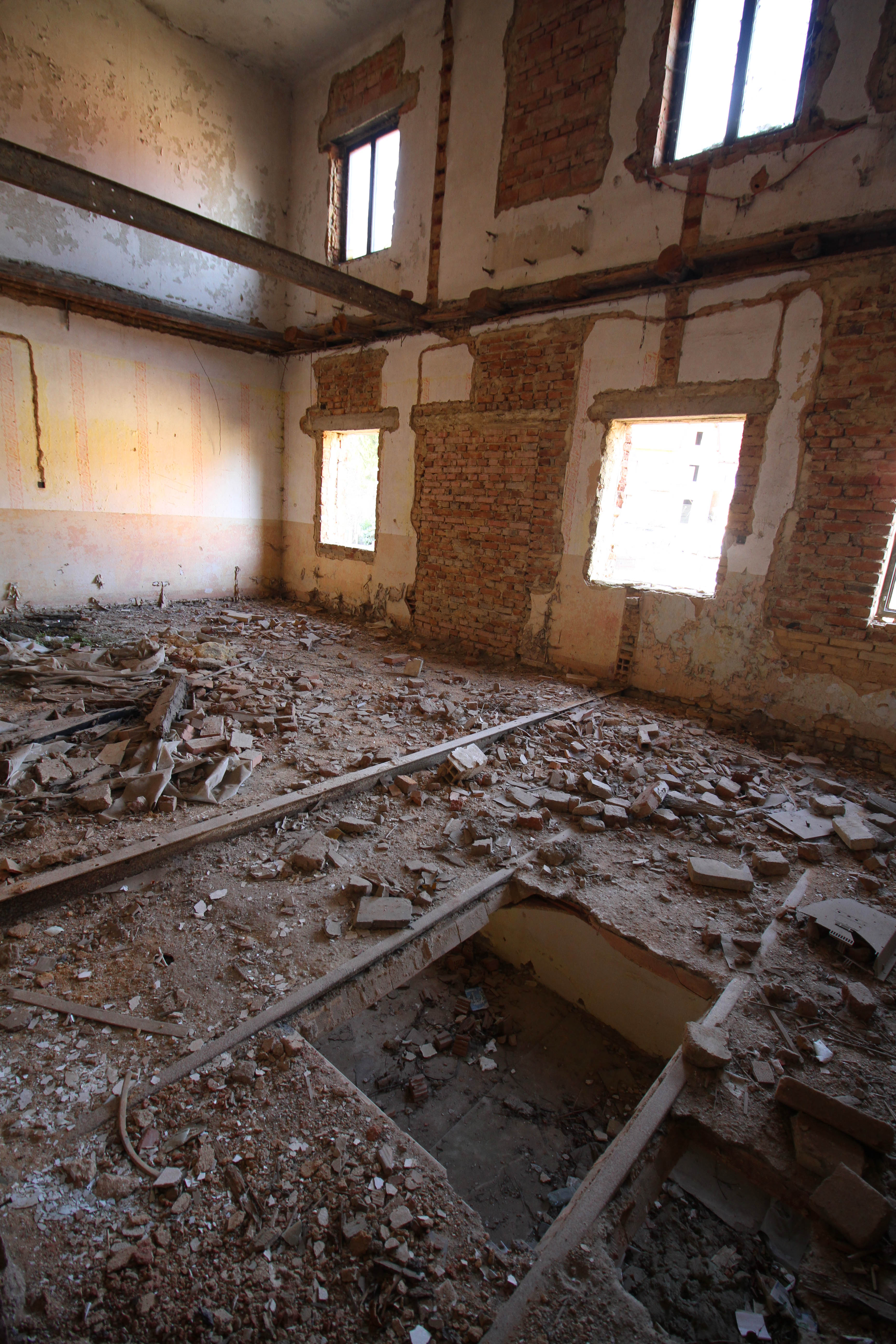 Netušené průzory dávají nahlédnout do podlaží výše i níže.