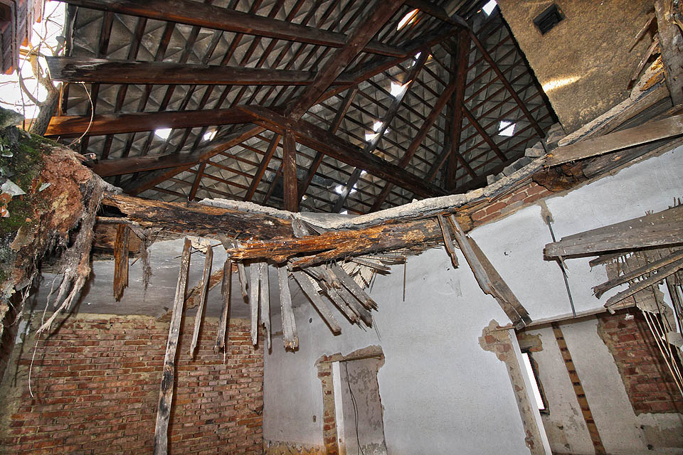 Střecha nad starou budovou ještě alespoň částečně funguje. Mladší přístavba je ale již zcela vystavena povětrnosti. Je to znát zejména na dřevěných stropech, které se trahjí, jako by byly z papíru.