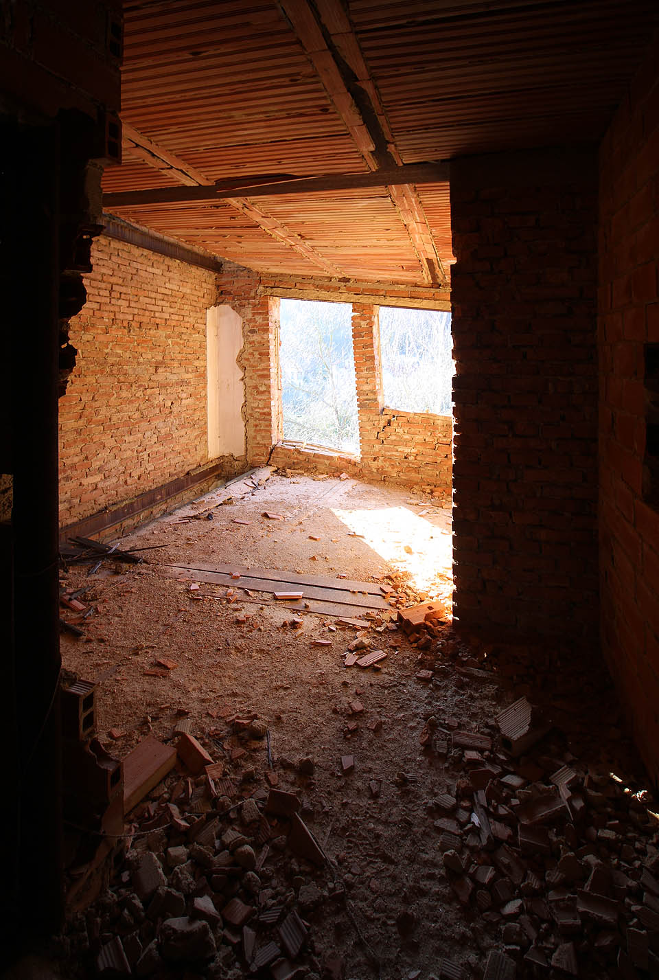 Jeden ze sloupů v přízemí se zhroutil a část západní stěny hotelu se poněkud surrealisticky protáhla. Okenní otvory získaly tvary kosodélníků.