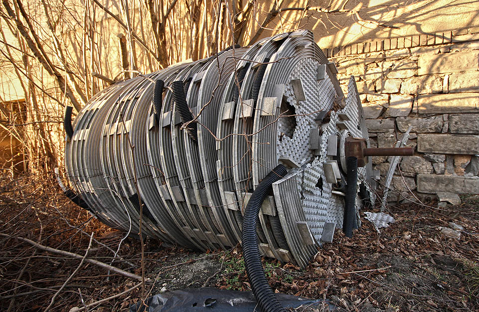 Před budovou se nachází záhadné zařízení. Nejspíš jde o důmyslný biokontaktor z hotelové čistírny odpadních vod.