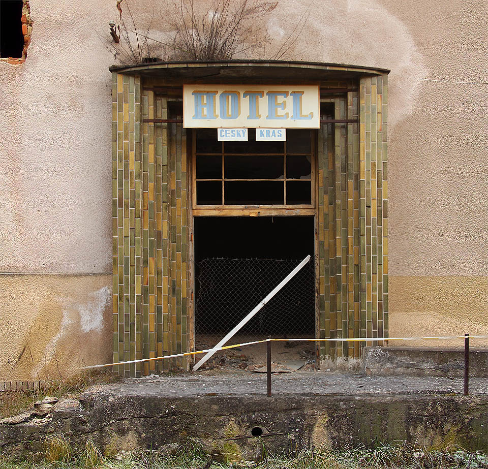 O čtyři roky později: ve dveřích je pletivo, solné skvrny se zvětšily, okení tabulky jsou vybité a přibylo rostlin.