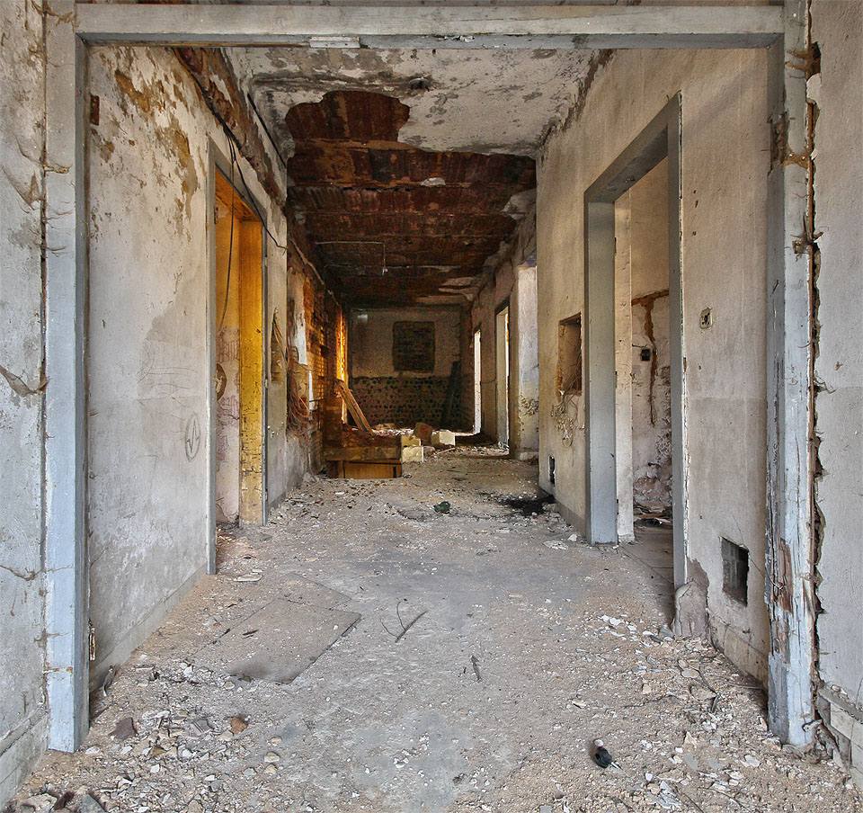 Hlavní chodba hotelu Český kras v předjaří roku 2017. Račte vstoupit.