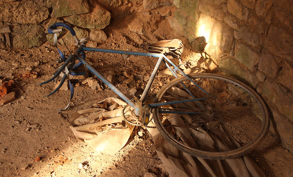 Starý favorit od Ramouze. Kdo si ho jen ukryl v zaprášeném zákoutí rozpadlého hotelu. A co s ním zamýšlel dál?