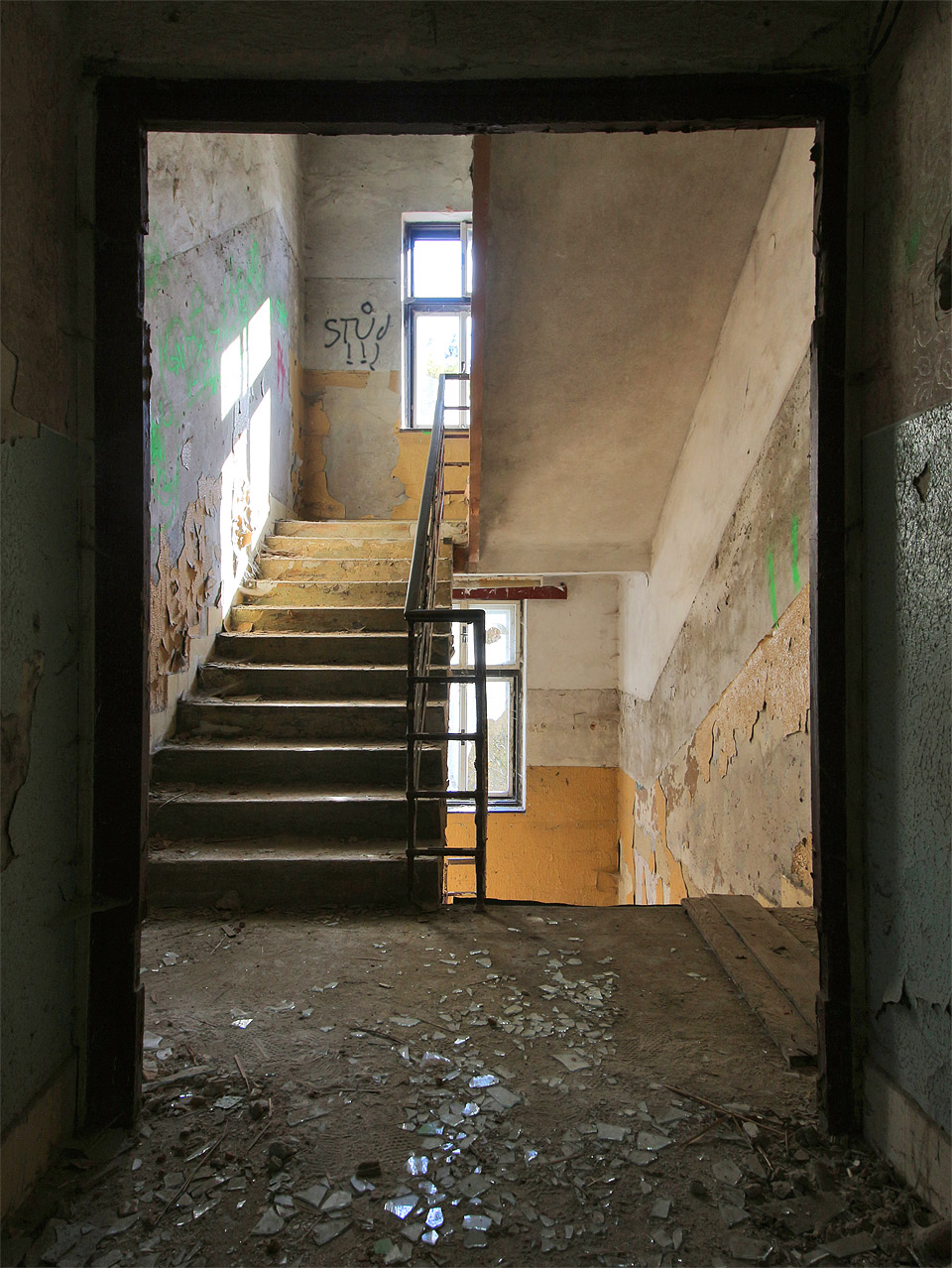 Schodiště na jižní straně budovy je zjevně mladší než zbytek stavby. Nahradilo tak zřejmě starší dřevěné schody v hlavní budově.