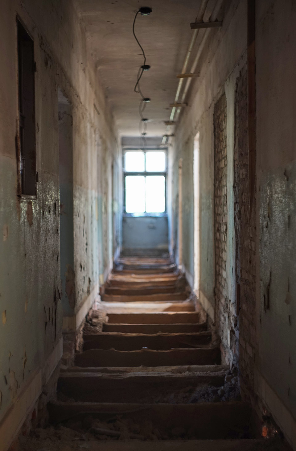 Charakteristickým prvkem stavby jsou mohutné trámy z beskydských stromů, procházející napříč přes celou šířku budovy. Vnitřní příčky tak stojí doslova na nich.