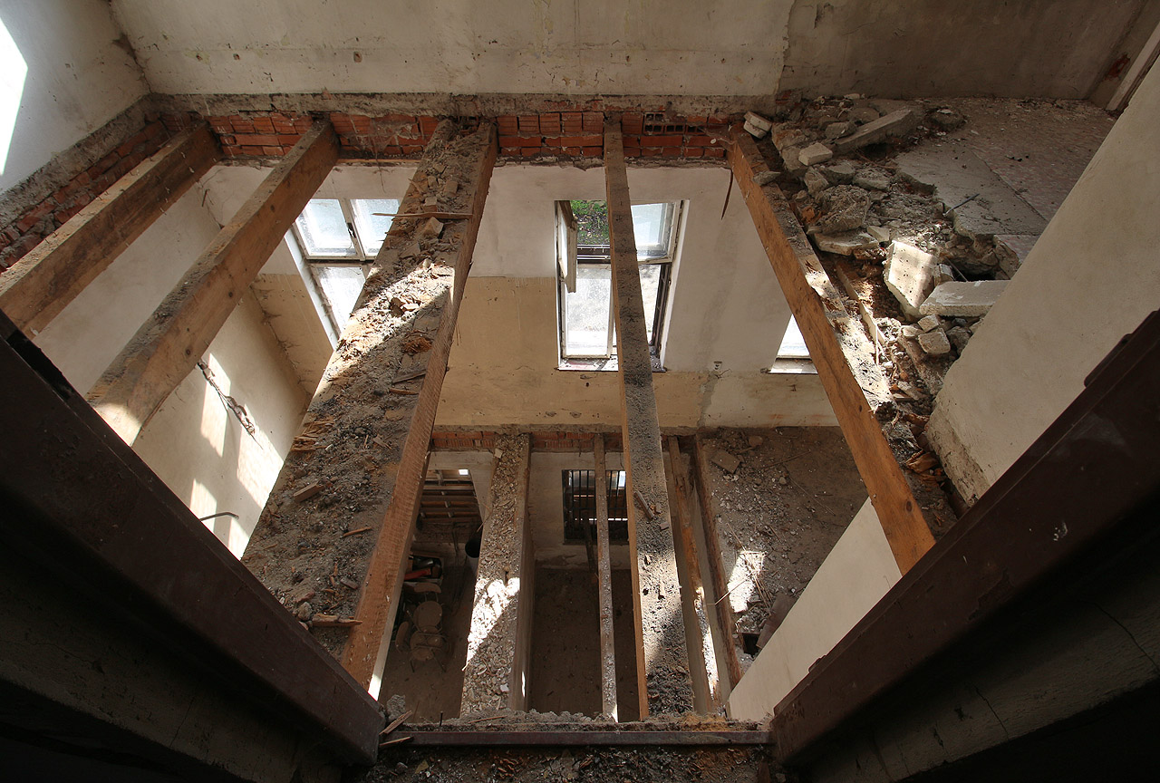 Ve východní přístavbě se lze podívat rovnou přes podlaží tři. Stropy i podlahy byly odstraněny zhruba v roce 2015, možná dokonce o několik let dříve.