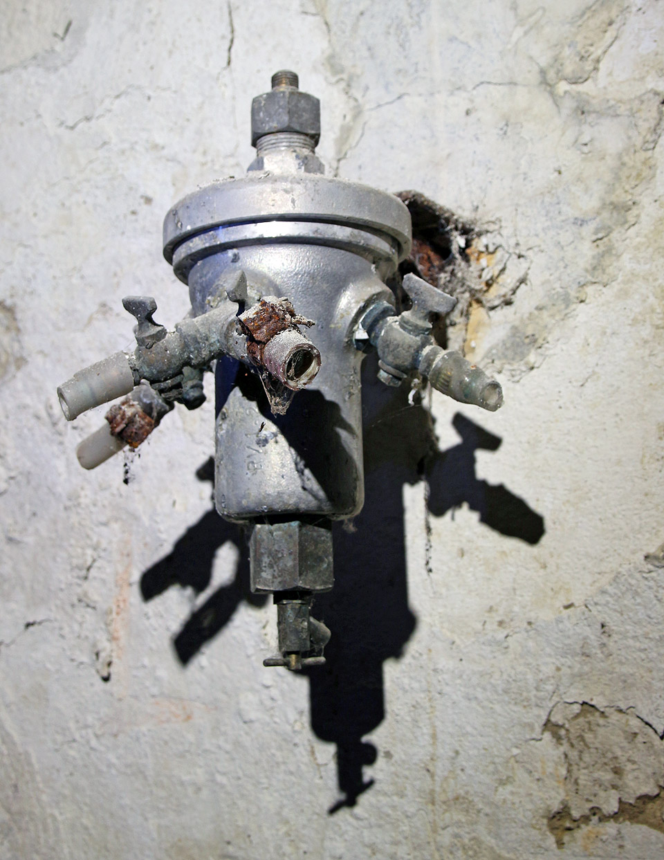 Zajímavou součástkou v někdejší kotelně je tato hliníková armatura. Domníváme se, že mohla sloužit jako sběrač kondenzátu z plynu, který tu byl rozváděn do několika hadic (snad hořáků v kotli?). Možná ale jde ještě o něco jiného.