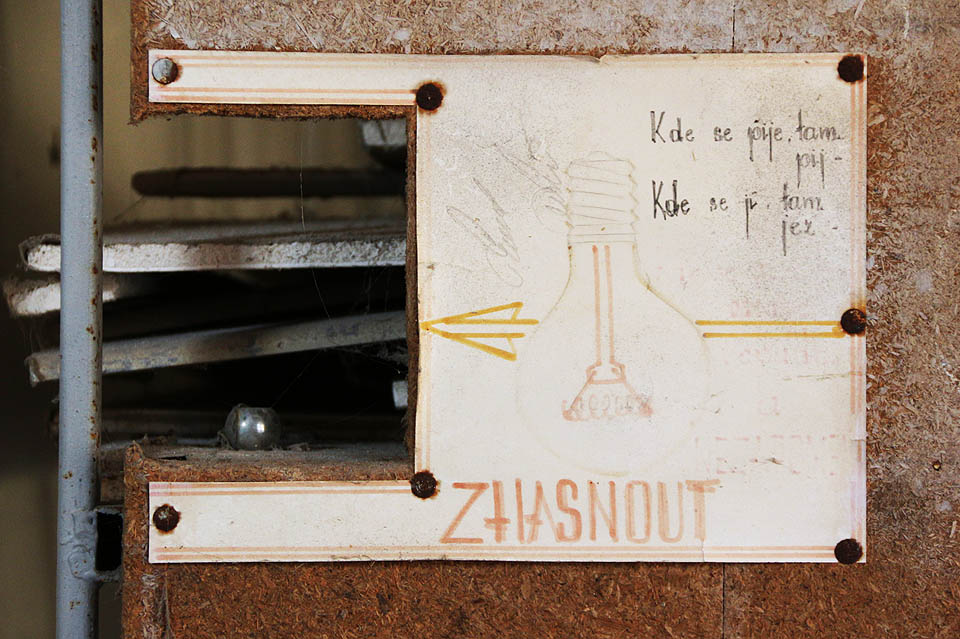 Nad hlubokomyslností některých sdělení zůstává rozum stát. Hlavně zhasnout!