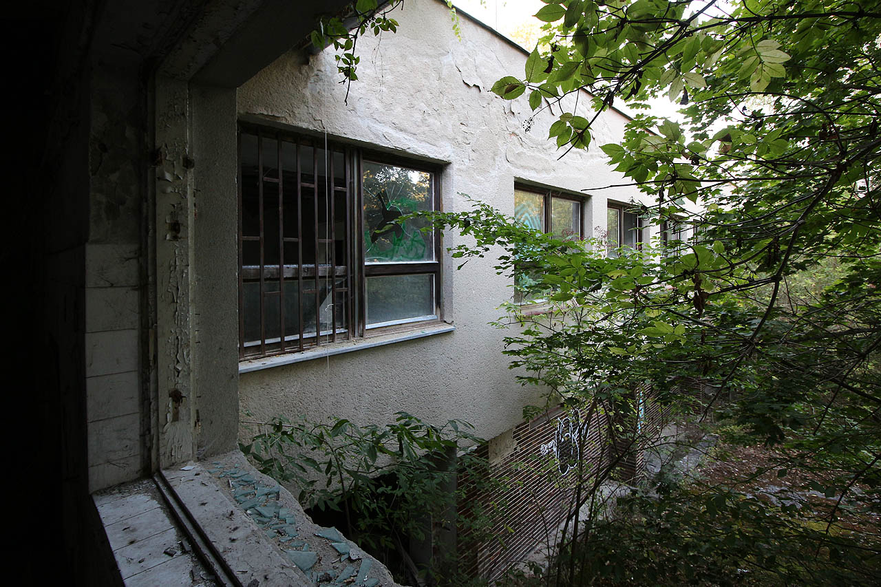 Pokračujeme do hloubi dvora. Socialistická přístavba posloužila jako zázemí nedalekého pobřežního kempu. Ten funguje narozdíl od hotelu dosud.