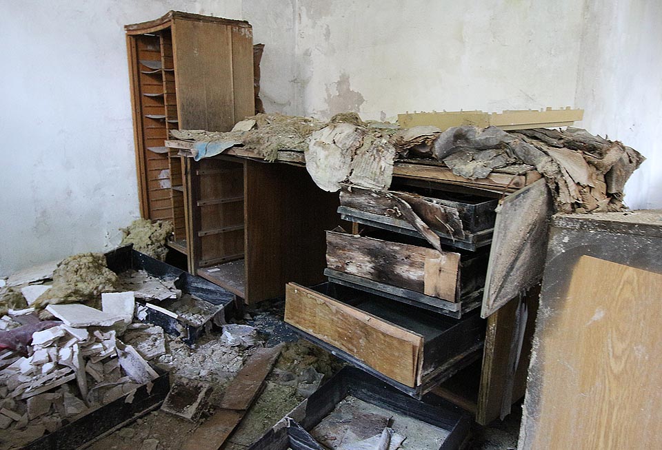 Řádění vandalů zde naneštěstí zanechalo stopu neméně hlubokou než přírodní rozkladné procesy.