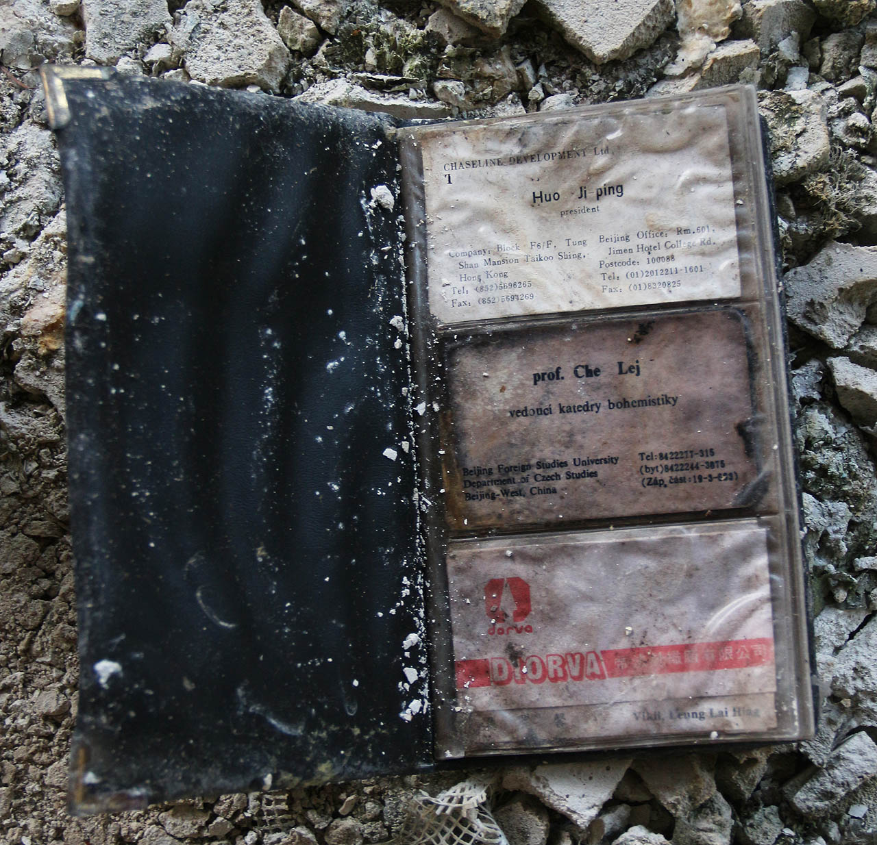 Historie budovy byla zřejmě zajímavá a především na sklonku jejího provozu poněkud překotná. Nalézt tu lze třeba vizitky takových veličin jako je někdejší vedoucí katedry bohemistiky v Pekingu pan Che Lej.