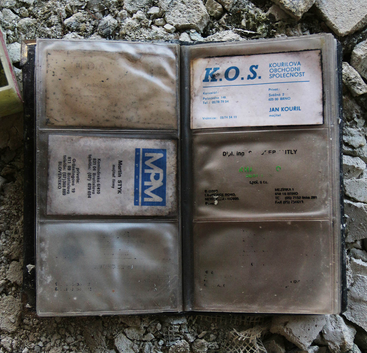 Vizítkářů je tu několik a nalézt v nich lze i jiná zajímavá jména.