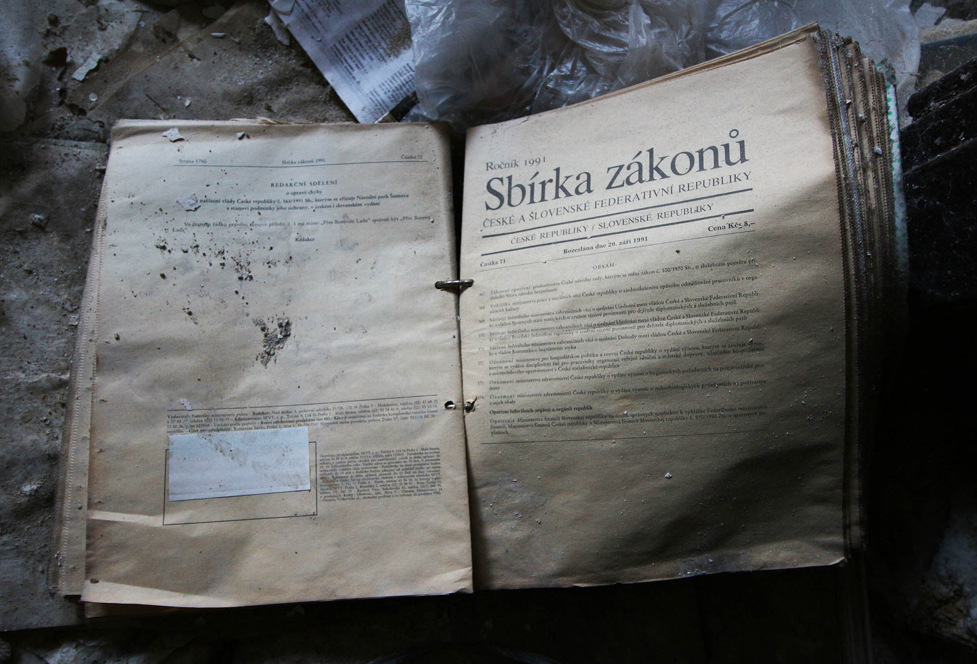 V hromadách tiskovin lze nalézt i jiné klenoty. V roce 1990 například Česká a Slovenská federativní republika zavedla bezvízový styk s Rumunskem.