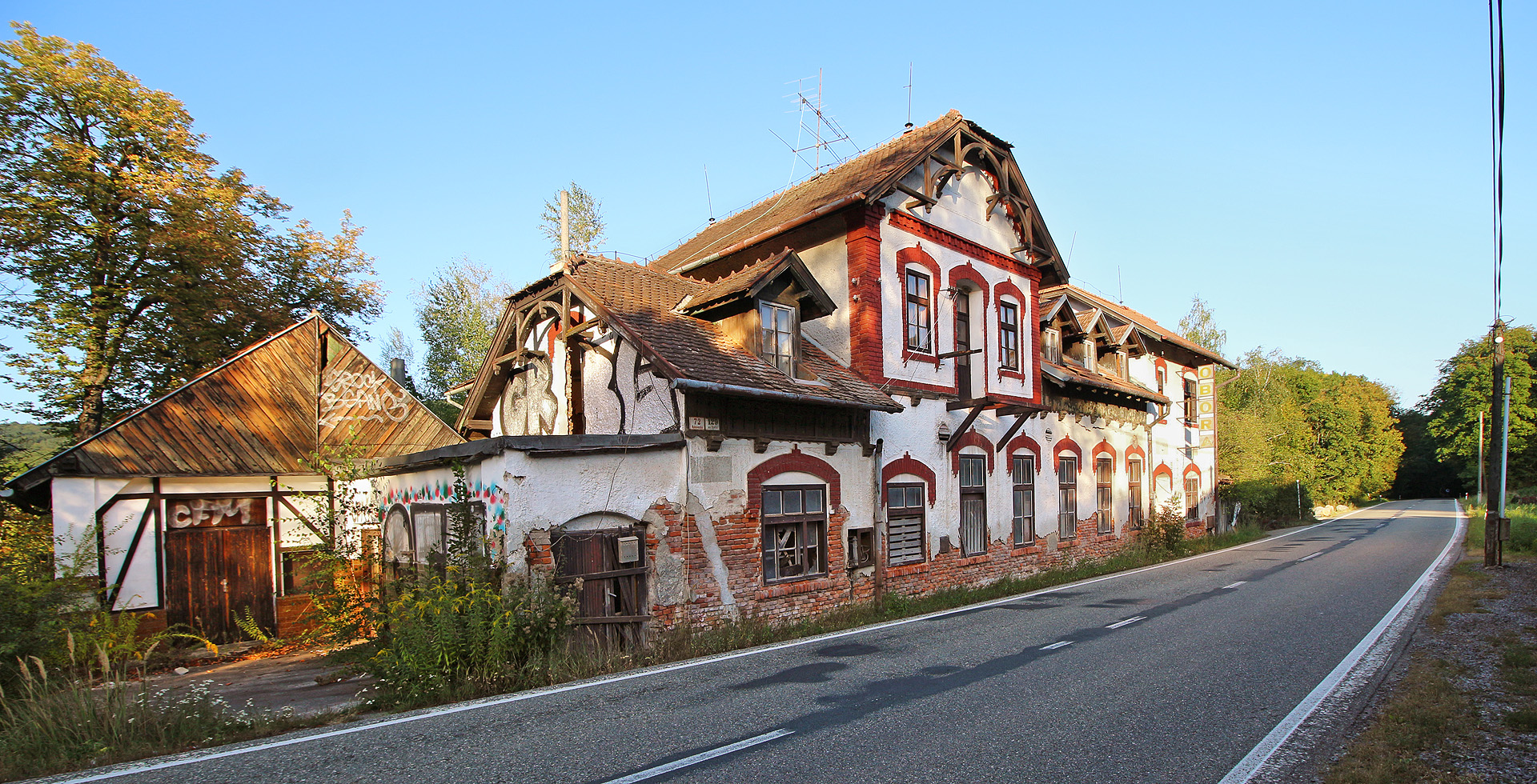 Historická hrázděná budova hostince při Rakovecké ulici patří k nejodlehlejším brněnským budovám od centra. Z osamělé budovy v lesích, mezi silnicí a jezerem, je to na náměstí Svobody 12 km.