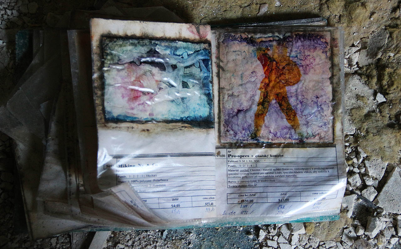 Jsou tu ale i zajímavější dokumenty. Například katalog oděvů vybavený klasickými fotografiemi se vlivem vlhka změnil na nabídku abstraktních sci-fi úborů.