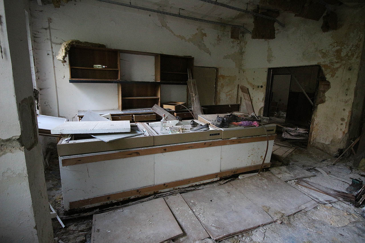 Původně snad taneční sál se později změnil ve výrobnu a sklad oděvů a bot.