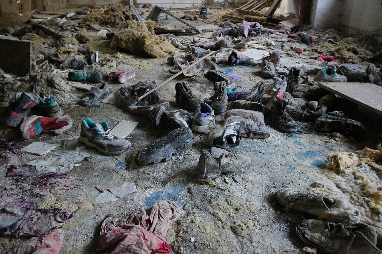 Zato ty barvy zářivých devadesátek musí rozněžnit každého pamětníká - jedovatě zelená, zářivě fialová, červená a bílá, jak se slušilo a patřilo v éře špatně regulovaného rozpuku.