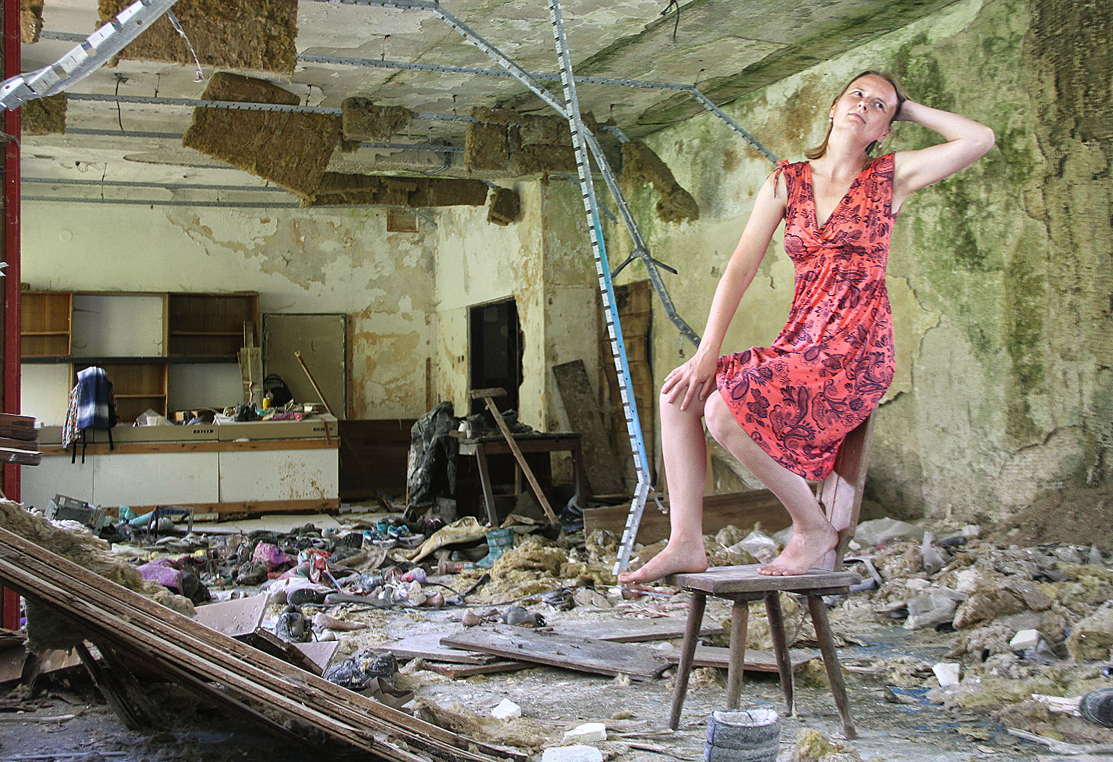 A přesto sedí zoufalá slečna na židli bosá.