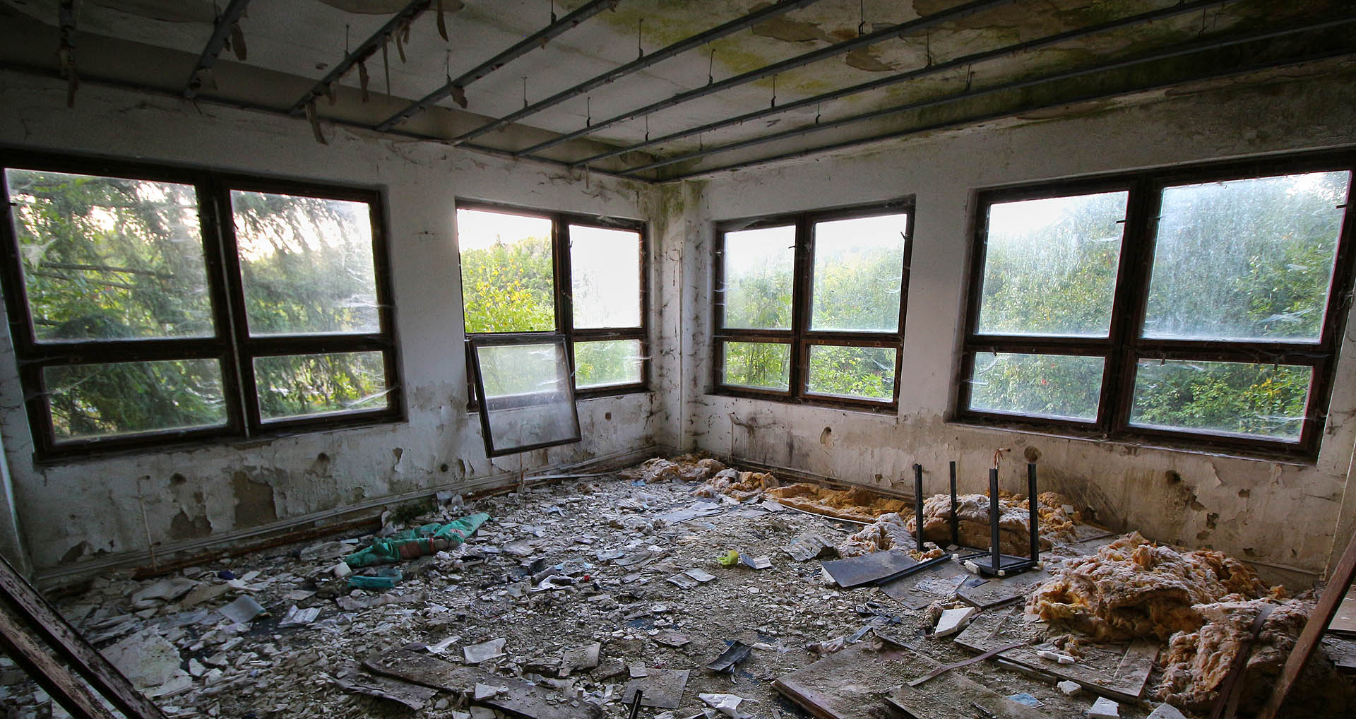 Kdysi snad bylo z těchto panoramatických oken vidět až na hladinu přehradního jezera. Pak ale nádrž zarostla sinicemi a dvůr náletovými stromy, tak že dnes je vidět pouze les.