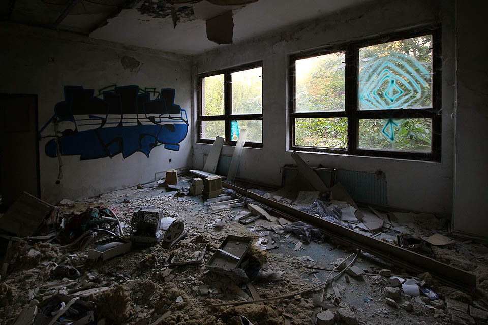 Zborcené harfy tón, oloupané omítky prach, mrtvé milenky cit a tak dále.