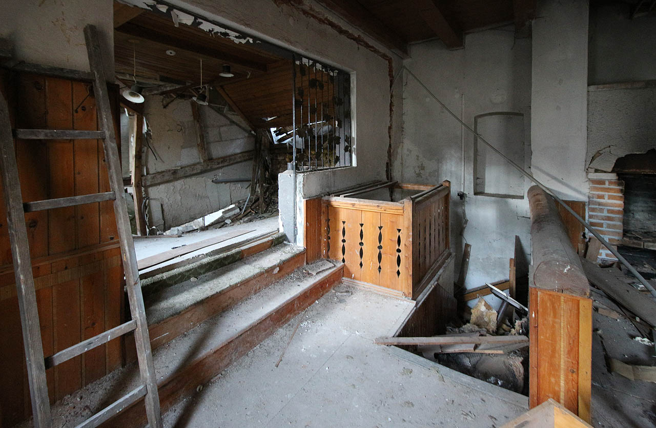 Na poschodí hrázděné budovy se zřejmě nacházely salónky restaurace s kovářskou výzdobou a vyřezávanými prvky.