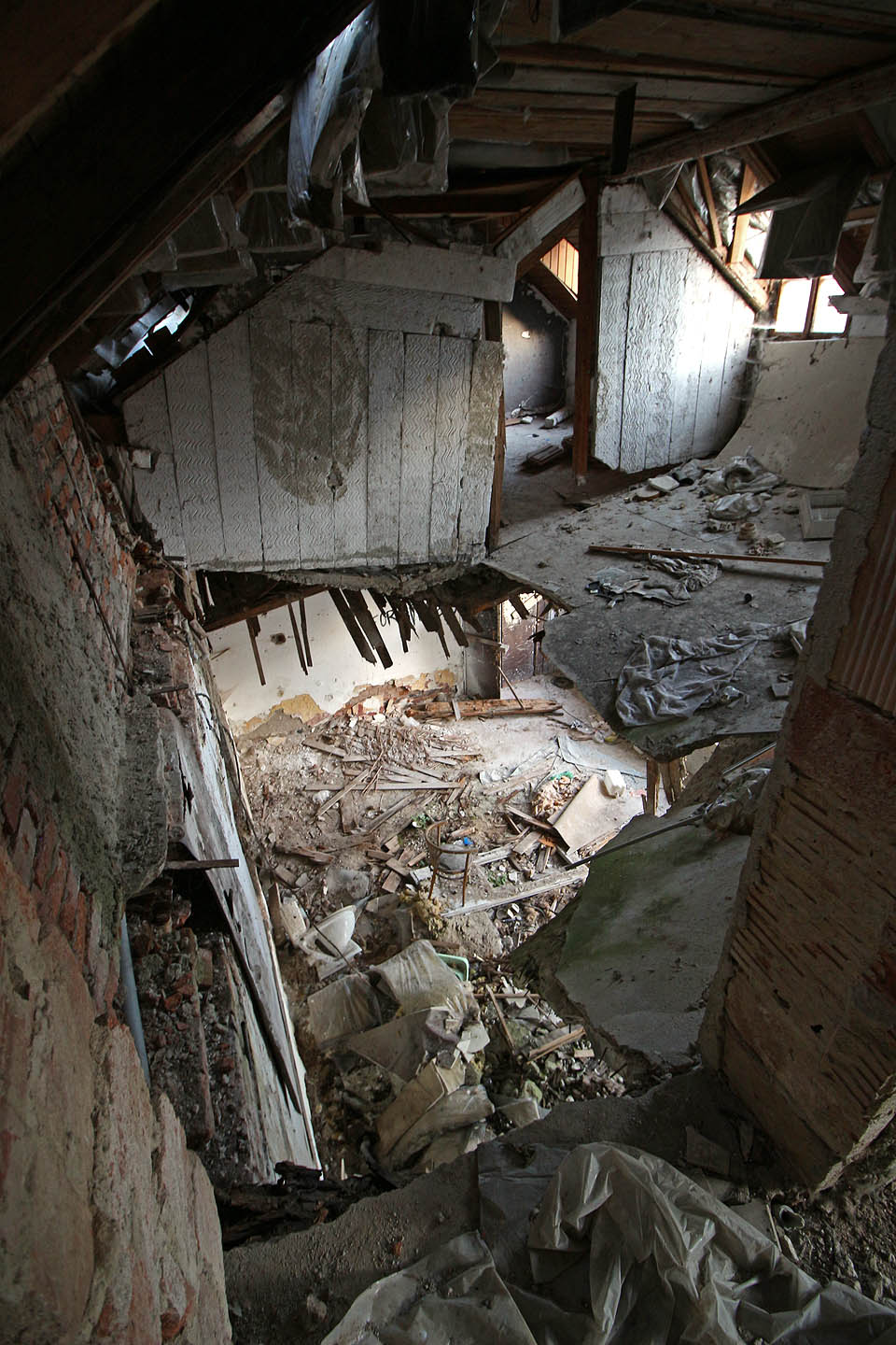 Zřícená podlaha v salónku zřejmě pohnula také krovy nad hlavní budovou a soudržnost střechy tak zmizela v propadlišti dějin (nebyla sama).