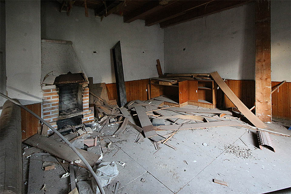 Na mnoha místech jsou patrné pozůstatky nepečlivé rekonstrukce z 80. a posléze 90. let 20. století. Její součástí byl také podivně asymetrický krb.