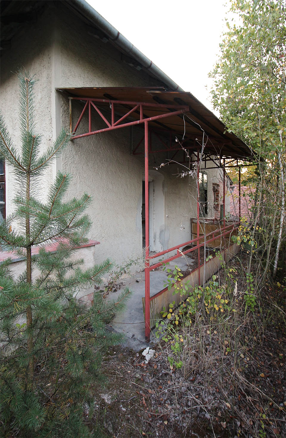 Z prvního patra vede východ do prostoru na pomezí střechy a terasy. Dnes tu zapustily kořeny jehličnany, které by klidně mohly posloužit jako plnohodnotné vánoční stromky.