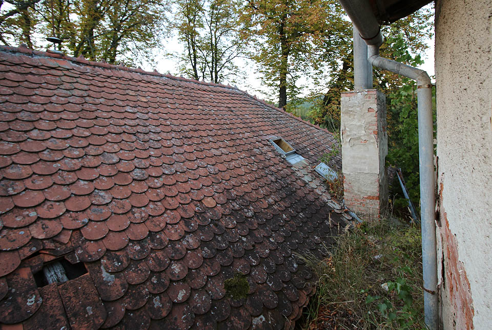 Původní střecha byla pokryta pro Brno méně typickými taškami bobrovkami, plochá přístavba pak dehtovými pásy.