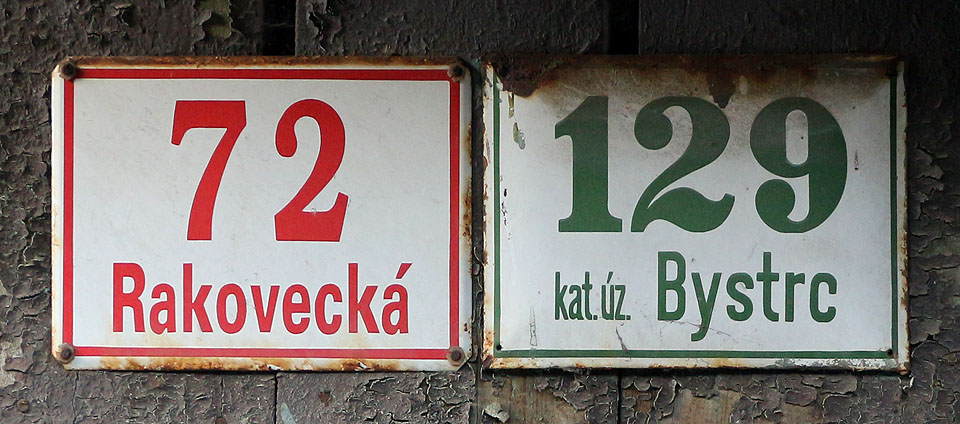 Hotel má oficiální adresu Rakovecká 72, ve skutečnosti má ale k městské zástavbě daleko. Stojí prakticky o samotě v lese.