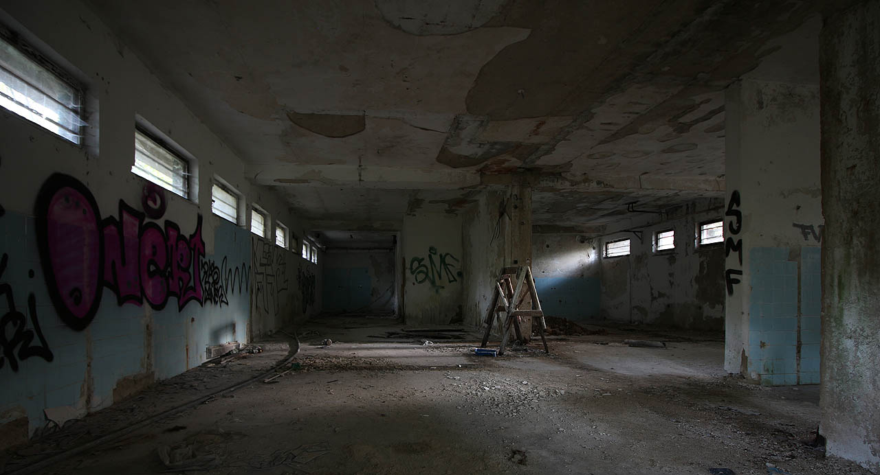 Zbývá návštěva sklepů. Pod moderní přístavbou jsou rozlehlé a betonové. Zřejmě tu fungovala hotelová prádelna.