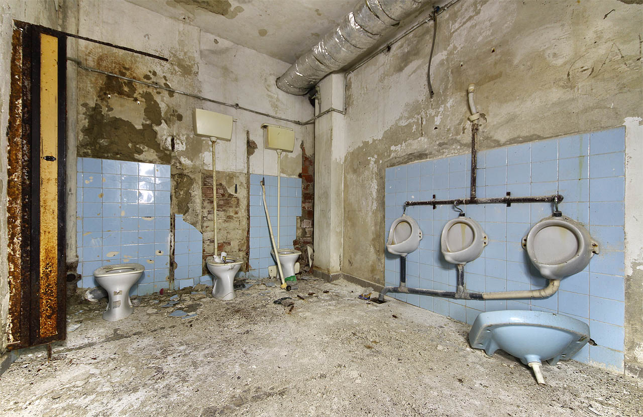 Záchody jsou tu poněkud komunitní. Trošku připomínají hygienická zařízení na olympiádě v Soči.